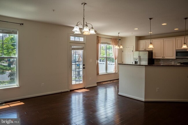 Building Photo - 42243 Canary Grass Square