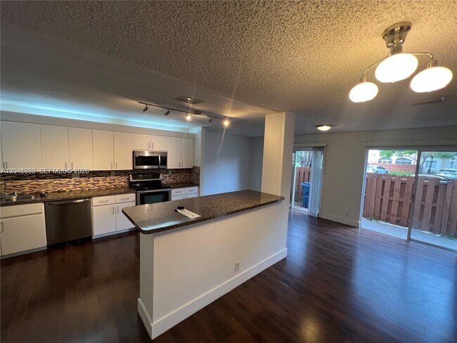 Foto del edificio - 561 Racquet Club Rd