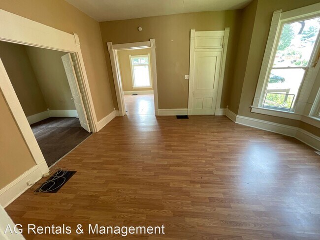 Building Photo - 3 br, 1.5 bath House - 2431 Fox Ave
