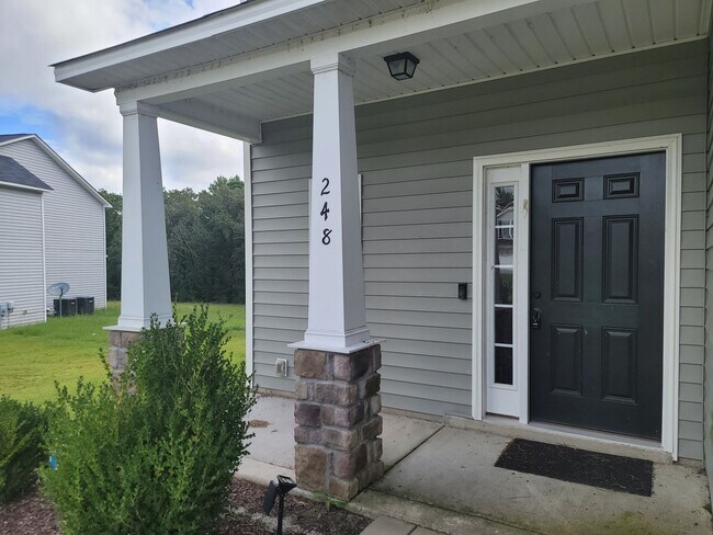 Foto del edificio - Beautiful 2 Story Home Located Outside of Fayetteville and Fort Bragg!