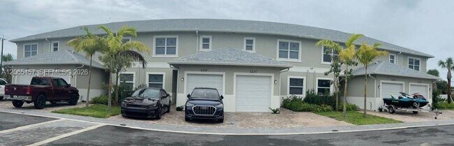 Building Photo - 4215 Gulfstream Rd