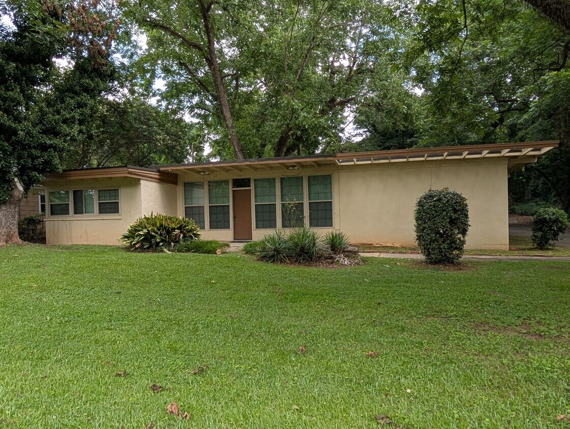 Foto principal - 950 N College St
