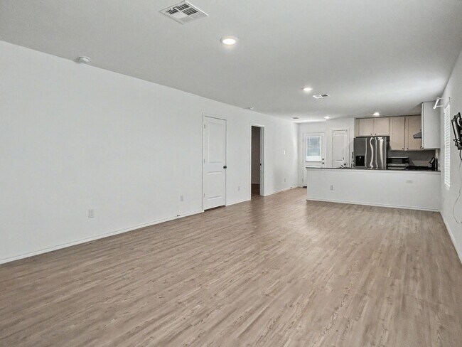 Building Photo - Charming Single-Story Converse Home