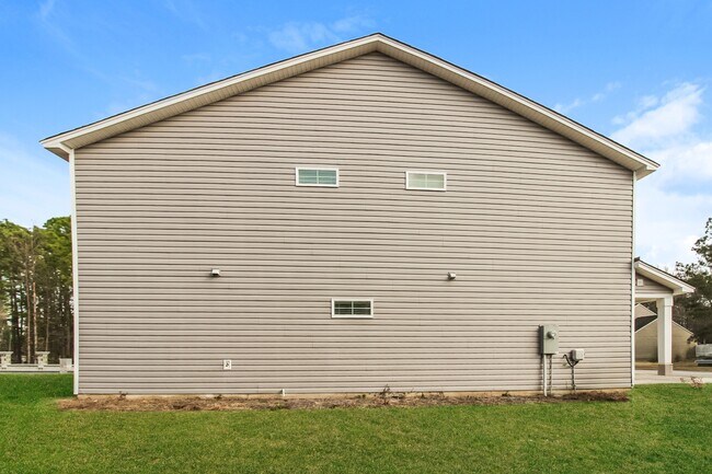 Building Photo - 121 Woodcote Dr