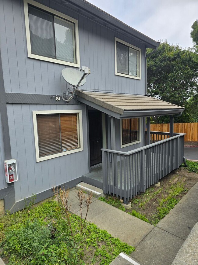 Foto del edificio - Two story Condo available in El Sobrante, CA