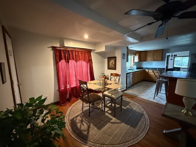 Foto del edificio - Spacious Three Bedroom, Two Full Bathroom Home with Chef’s Kitchen – Furnished Option Available!