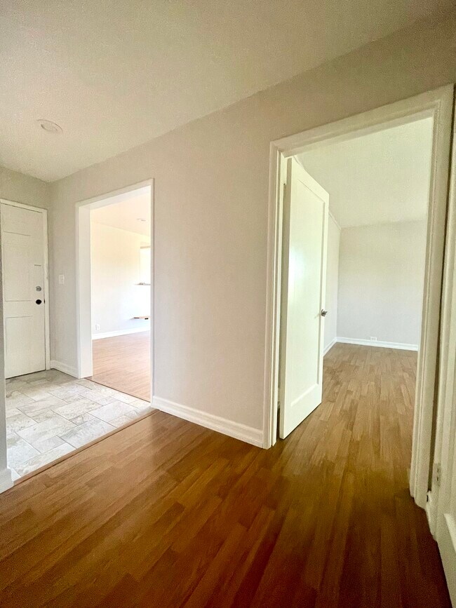 Building Photo - 5824 San Vicente Blvd