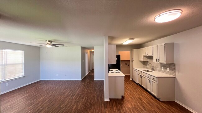 Foto del edificio - 8126 Marydean Ave