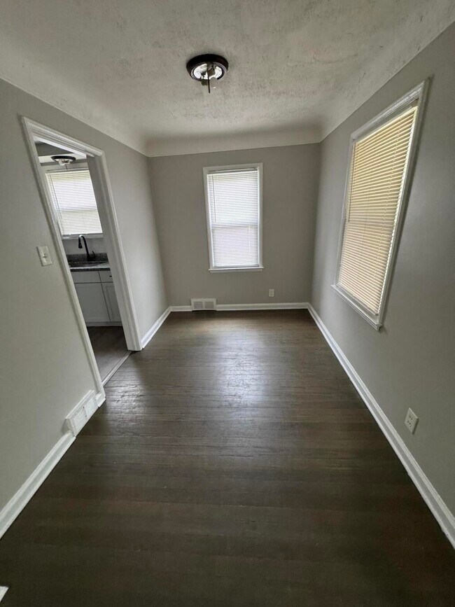 Building Photo - 8272 Roselawn St