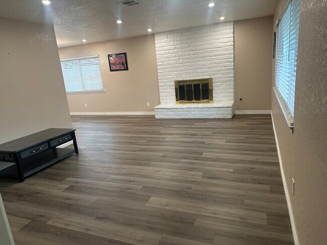 Building Photo - 13345 Victoria St