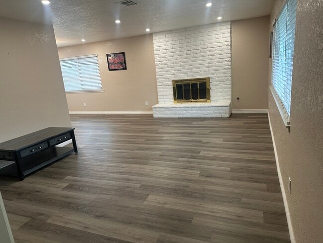 Foto del edificio - 13345 Victoria St