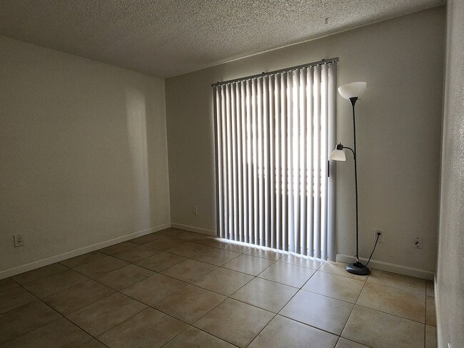 Foto del edificio - BOTTOM FLOOR CONDO