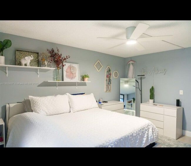 Foto del edificio - 3500 Blue Lake Dr