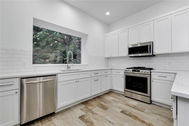 Foto del edificio - 6030 Mt Bonnell Cove