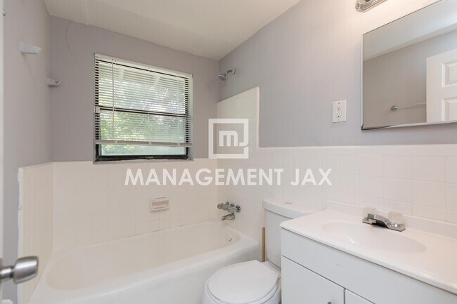 Foto del edificio - 1598 W 33rd St
