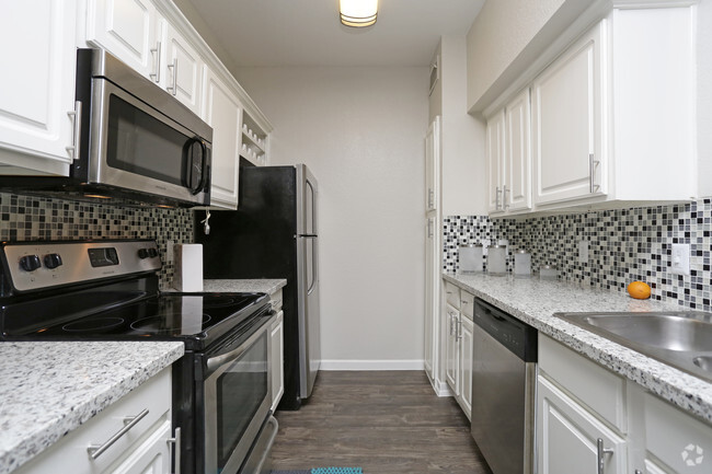 1BR,1BA - 727SF. BROADWAY - KITCHEN - Summer Gate