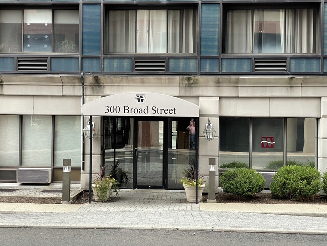 Building Photo - 300 Broad St
