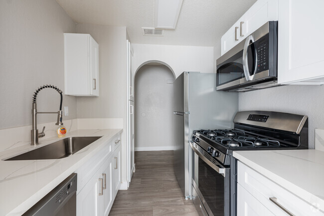 1BR, 1BA - 750SF - Kitchen - Sandpiper Apartments