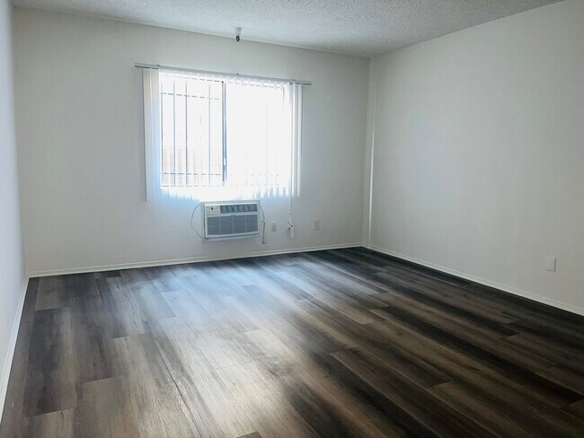 Foto del edificio - 943 Elden Ave