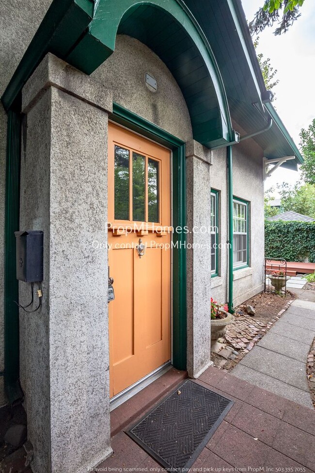 Building Photo - Cozy Three-Bedroom Duplex in Historic Irvi...
