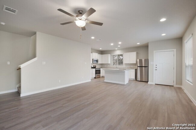 Foto del edificio - 1 month free APRIL at Stadium Pointe- Tucked Away & Spacious in Northwest SA