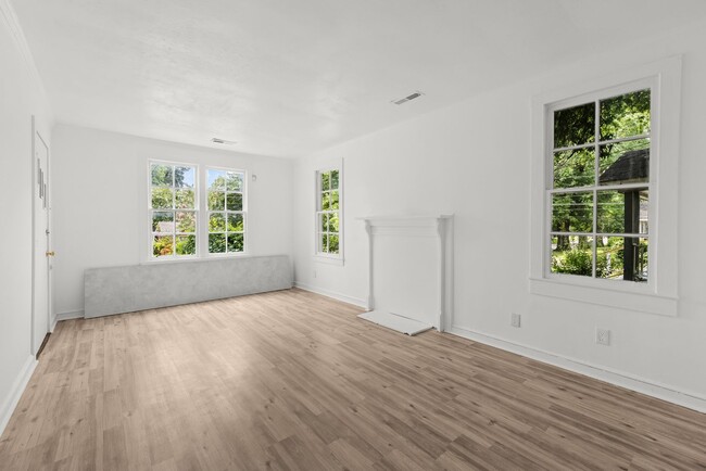 Building Photo - Spacious beautiful 4-bedroom 2 bath home
