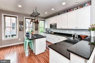 Building Photo - 2505 S Kenmore Ct