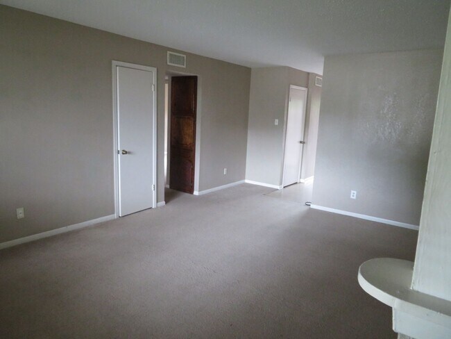 Foto del edificio - 2202 Hunt Dr