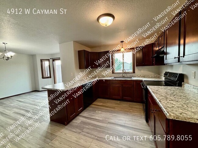 Building Photo - Spacious 4 Bedroom 3.5 Bathroom Townhome!