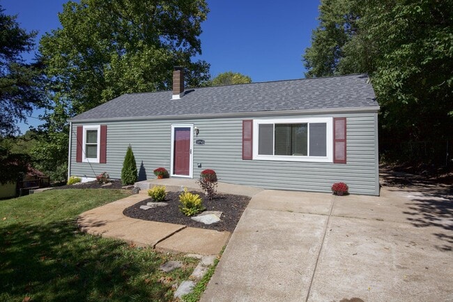 Building Photo - 10675 Farview Ave