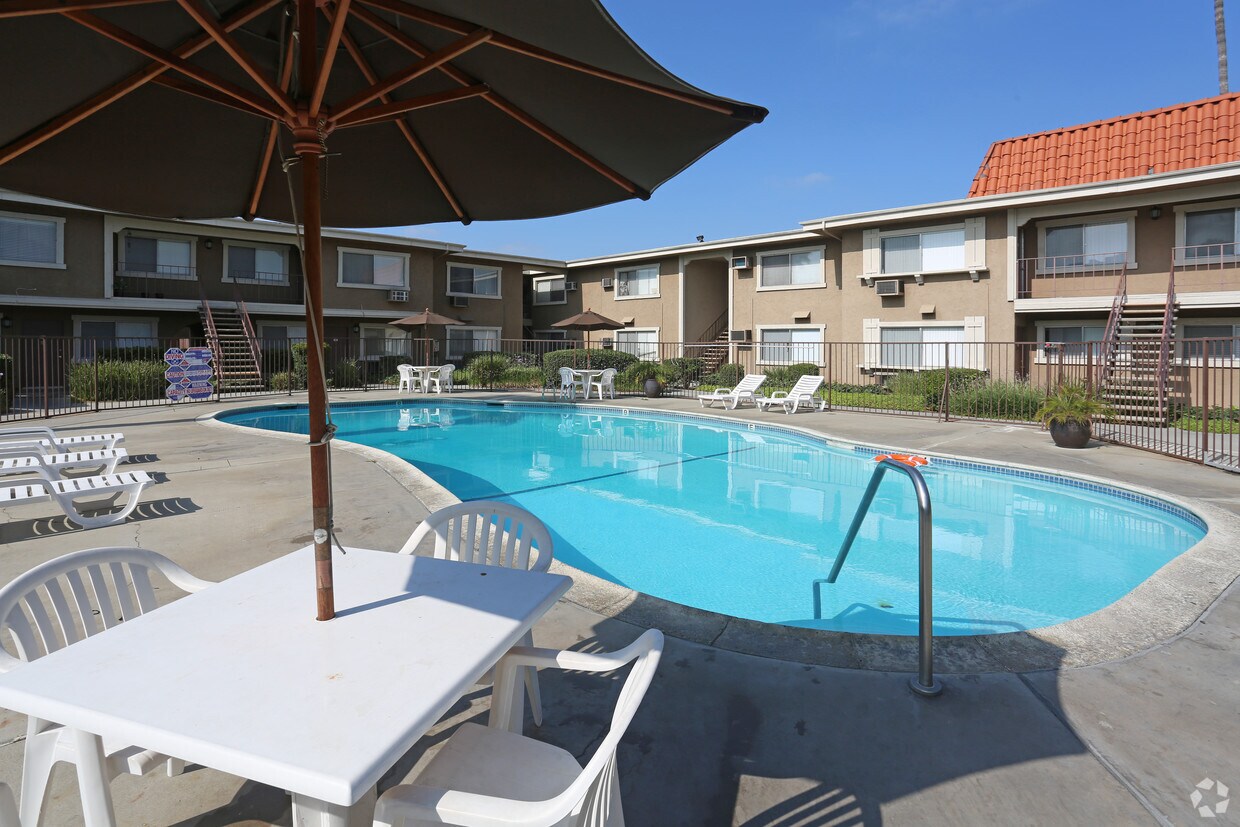 Royal Gardens Apartments in Cypress, CA