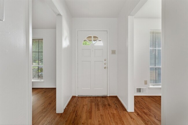 Foto del edificio - 7505 Brentcove Cir