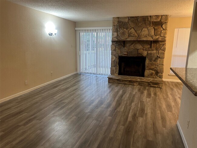 Foto del edificio - 17401 Red Oak Dr