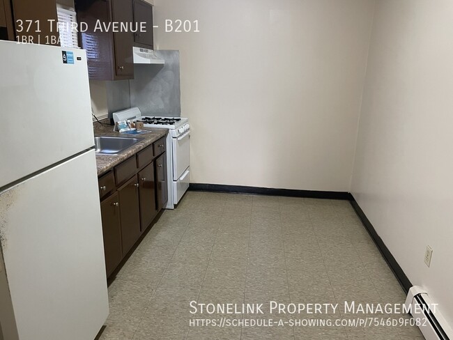 Building Photo - 371 Third Avenue