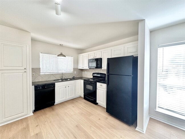 Building Photo - 4 Marabou Pl