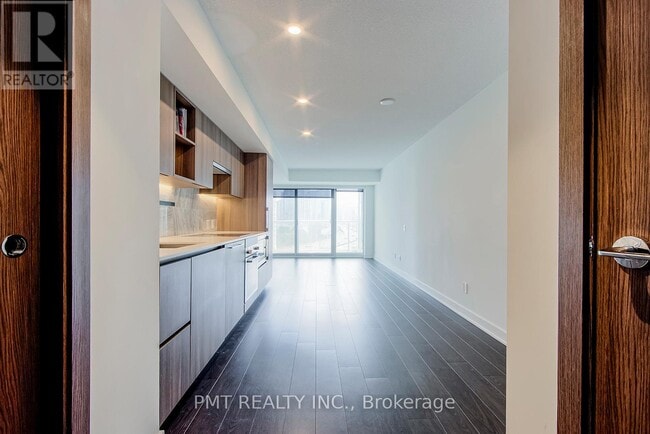 Building Photo - 19 Bathurst St