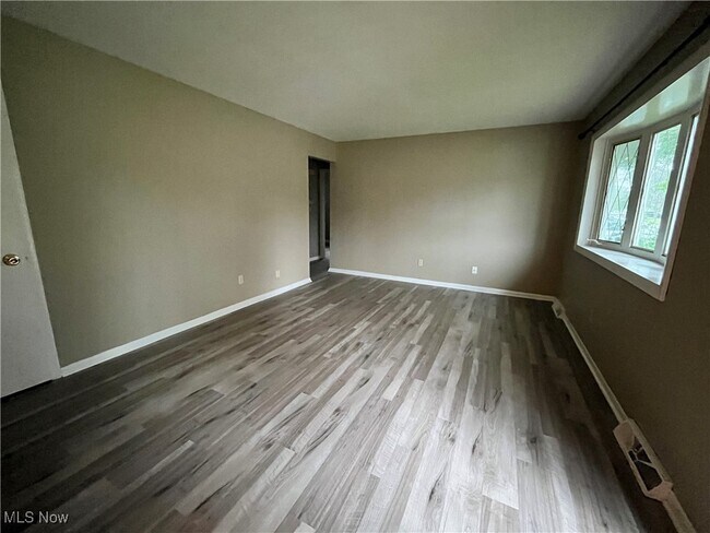 Building Photo - 346 Gayle Dr