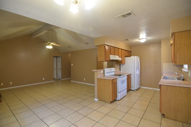 Building Photo - 2610 Hidden Hill Dr