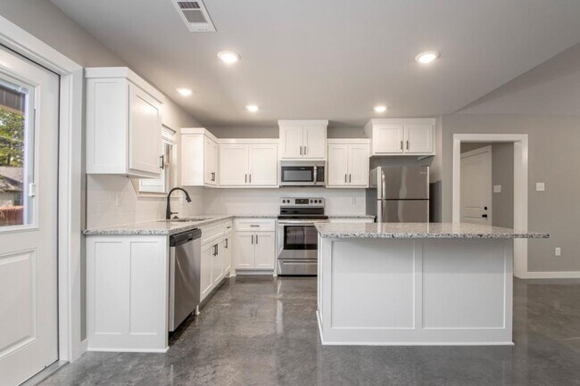 Building Photo - 106 Hemlock Ave