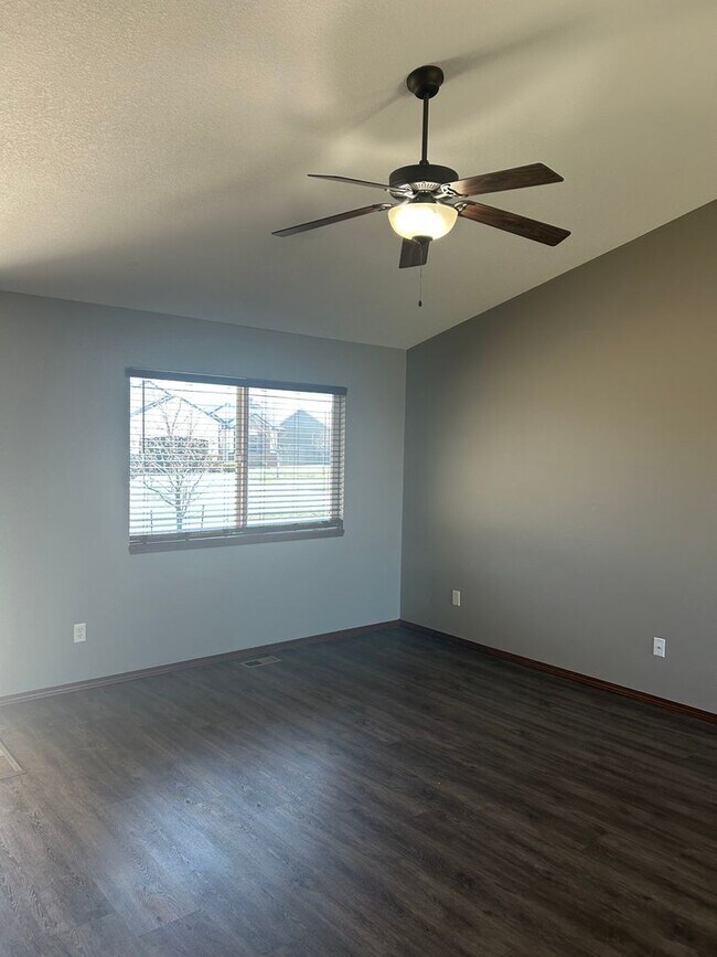 Foto del edificio - Derby 4 bedroom Home - Privacy Fence Comin...