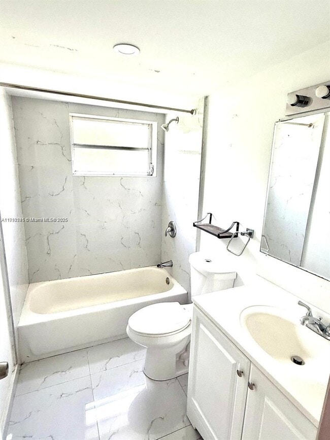 Building Photo - 1401 NE 191st St