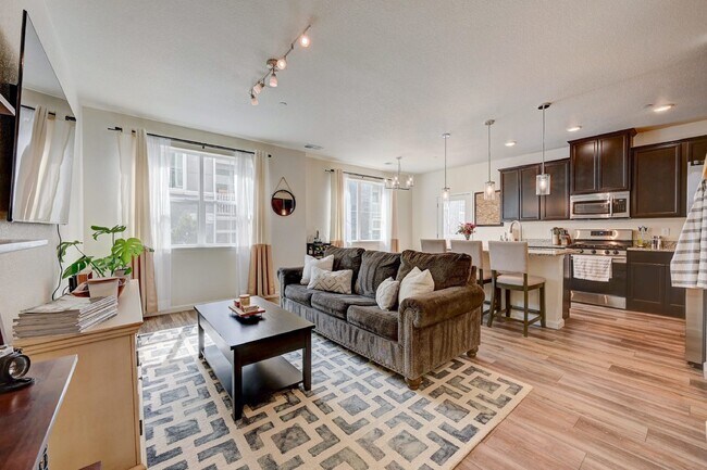 Foto del edificio - $2,415- 2 Bed, 2 Bath Ground Floor Condo w...