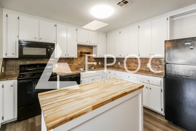 Foto del edificio - 742 Highland Pkwy