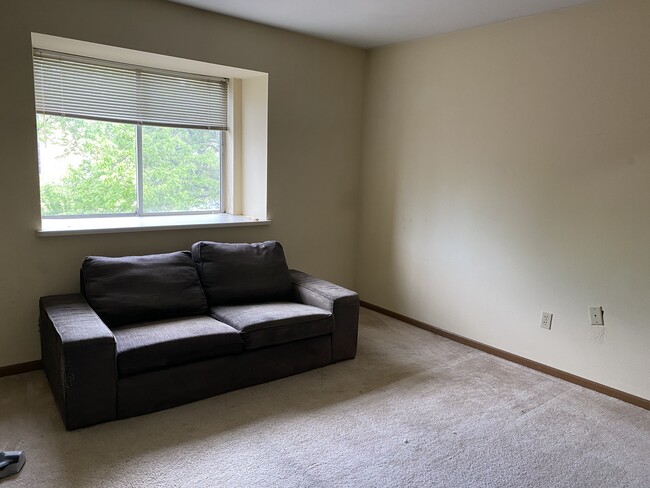 Building Photo - 830 N Thompson Dr
