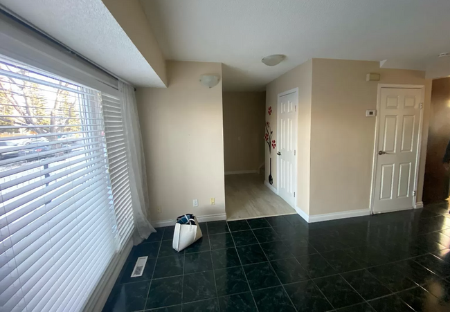 living area - 145 Martindale Dr NE