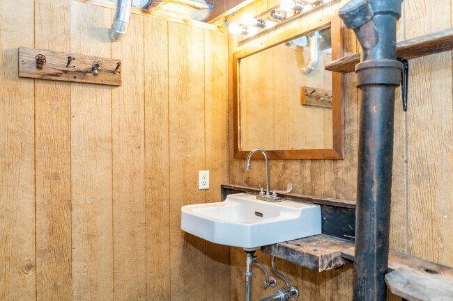 Foto del edificio - Large 3 bedroom 2 bath house