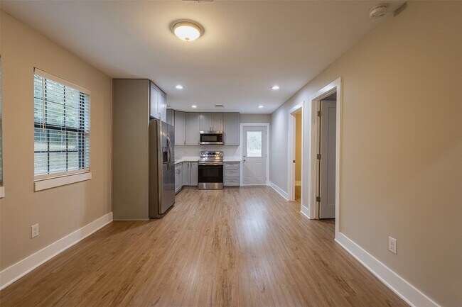 Foto del edificio - 12028 Cedar Ln