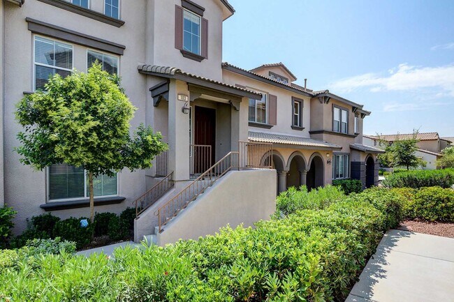 Building Photo - Charming 2 Bedroom + Loft Townhouse in Pri...