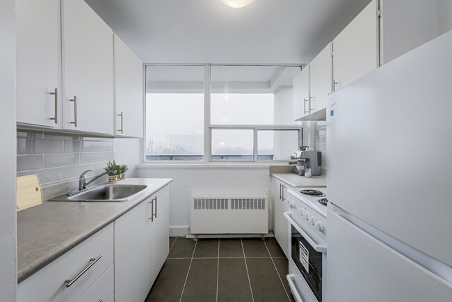 Building Photo - 1 Deauville Lane