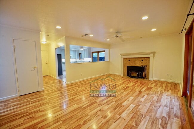 Building Photo - 75 Stasia Dr